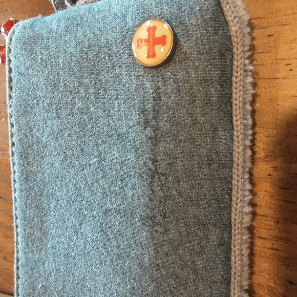 Fuzzynation English Bulldog Wristlet - Picture 4 of 5